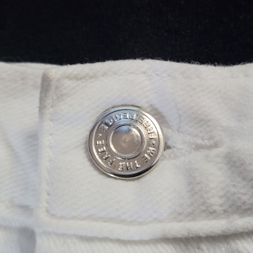 Free People• Optic White Distressed Button-Up Jean Shorts▪︎ Size 32 *NEW* - Picture 6 of 16